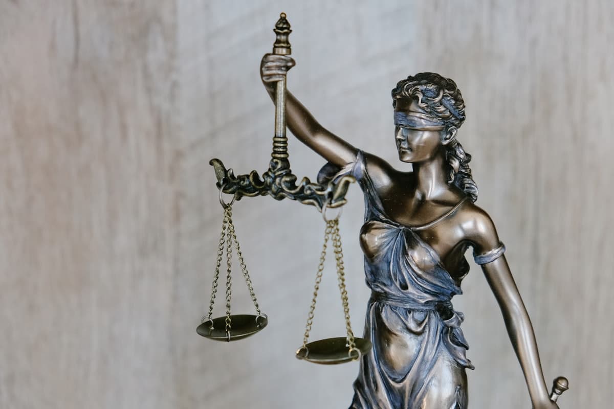 Balança da justiça simbolizando análise de riscos